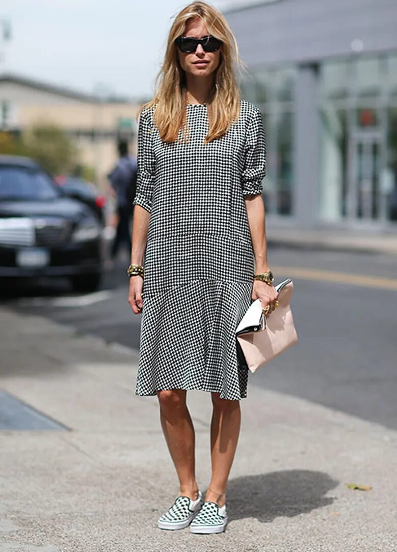 платье с кедами. кеды под платье. вечернее платье с кедами. платье с кроссовками. платье с кедами.