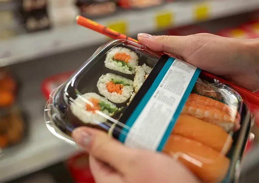 Можно хранить суши в холодильнике. Холодильник для суши. Роллы в холодильнике. Роллы в супермаркетах. Хранение роллов.