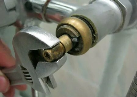 Открутить кран буксу смесителя в ванной