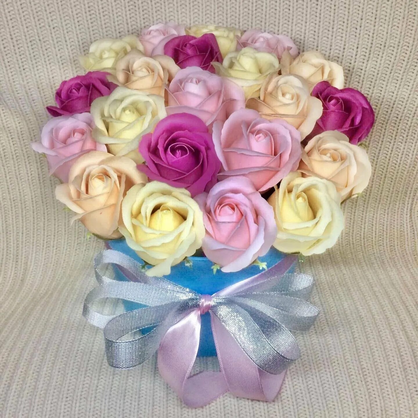 композиции из мыльных роз. мыльные букеты в коробке. мыльные розы своими руками. фигурки из мыла. мыльные розы своими руками.