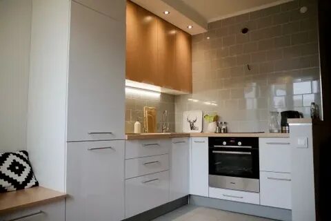 Угловая кухня верхние шкафы с одной стороны