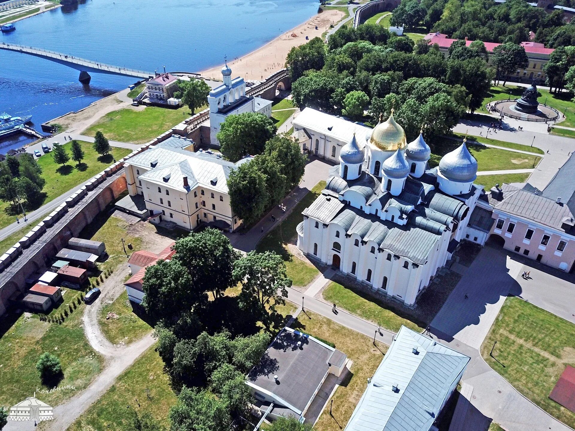 Достопримечательности новгорода за 1 день. Новгородский Детинец Великий Новгород. Новгородский Детинец достопримечательности Великого Новгорода. Великий Новгород Кремль. Новгородский Кремль/ Детинец (Великий Новгород, Россия).