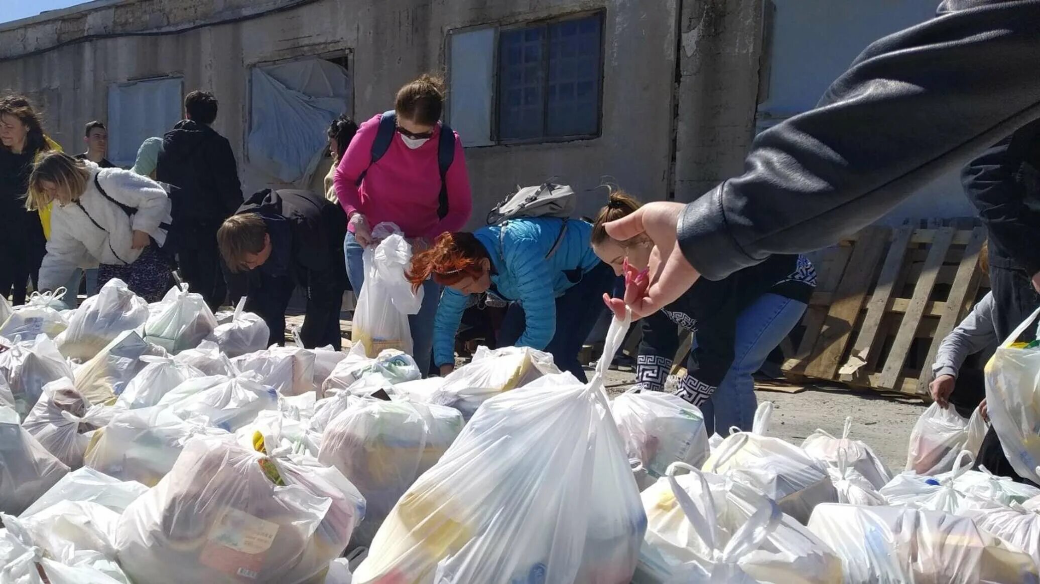 Гуманитарный груз в Донбасс. Помощь беженцам. Гумпомощь России на Украине. Беженцы с Украины в Крым. Срочные новости россия украина