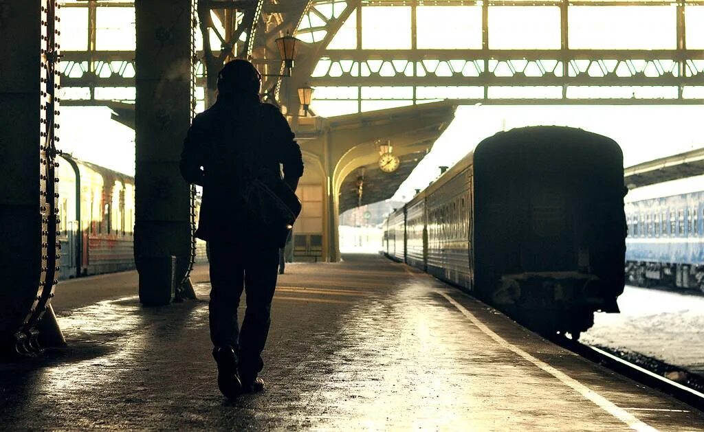 Я посмотрел на часы и понял поезд. Парень на перроне. Мужчина на вокзале. Люди на перроне. Парень на перроне вокзала.