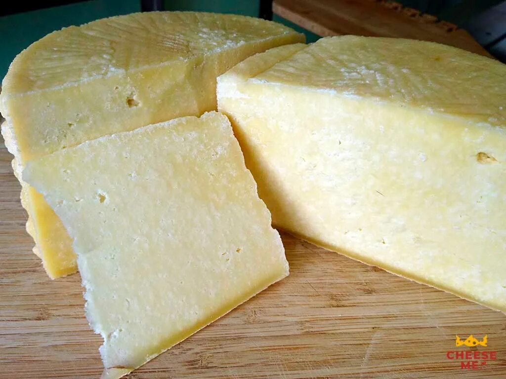 Cheese present. Настоящий сыр. настоящий пармезан. настоящий сыр фото. умкина ферма и сыроварня cheeseme.