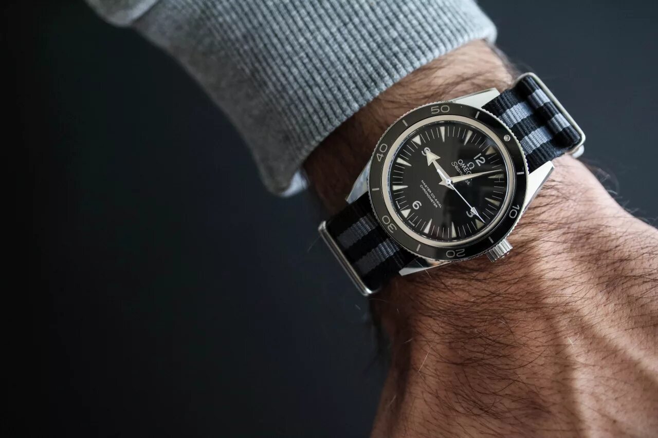 Omega sbrf. Omega seamaster nato. omega seamaster 300 на натовском. omega speedmaster 007 no time. omega speedmaster 007 no time to die.