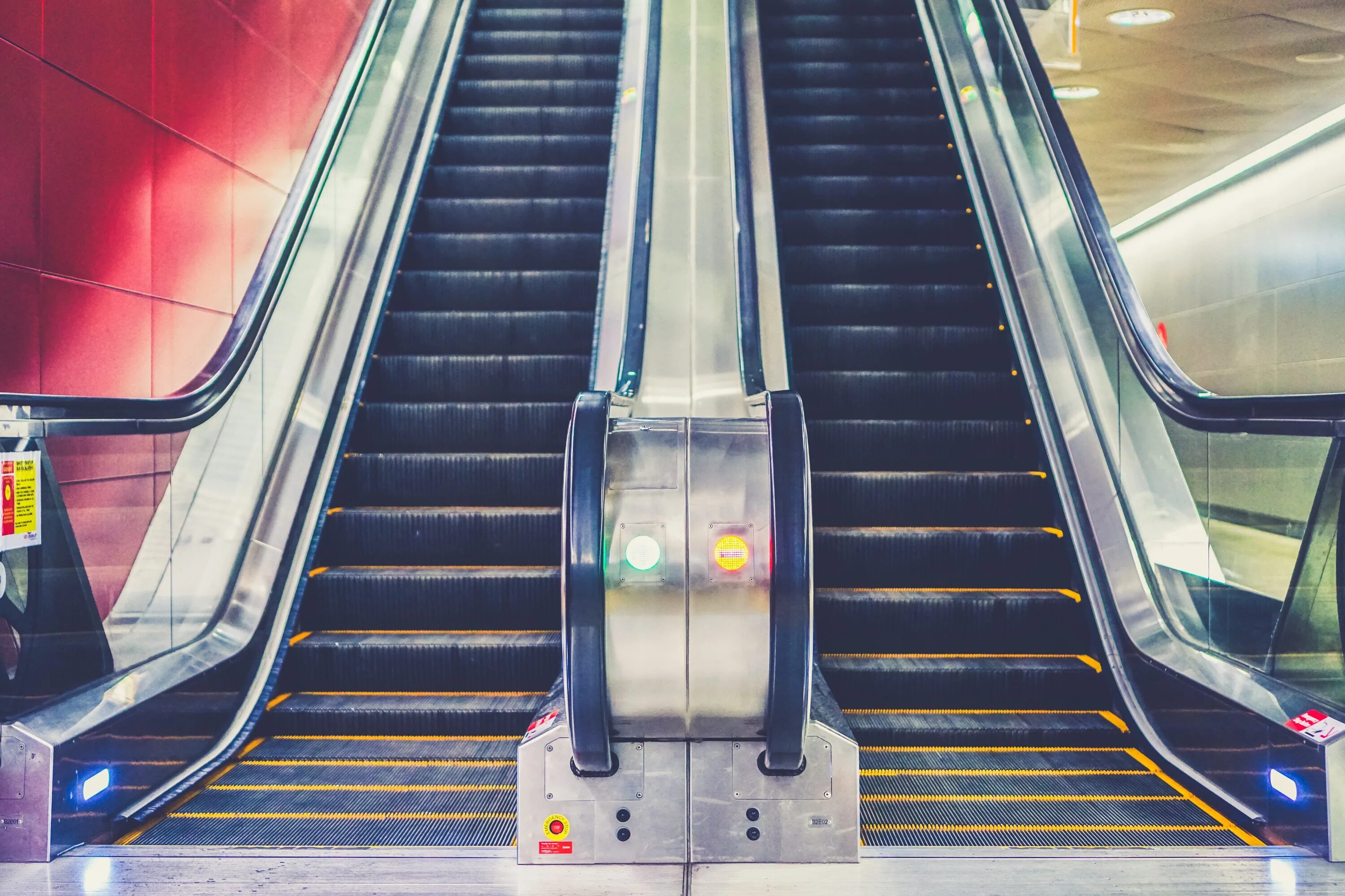 Эскалатор метрополитена безопасность. Эскалатор. Эскалатор в метро. Лестница эскалатор. Лестница в метро.