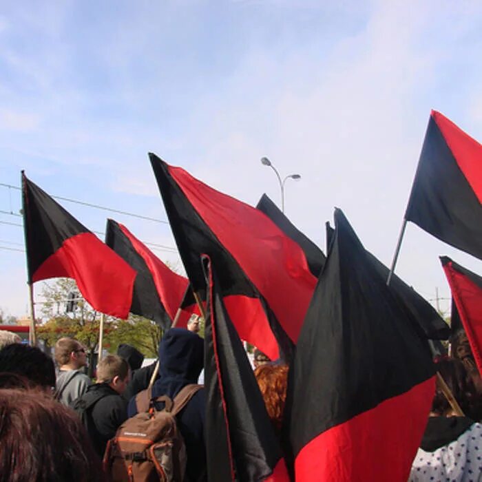 Шествие анархистов. Анархисты в россии. Митинг анархистов. Митинг анархистов. Знамя анархистов.