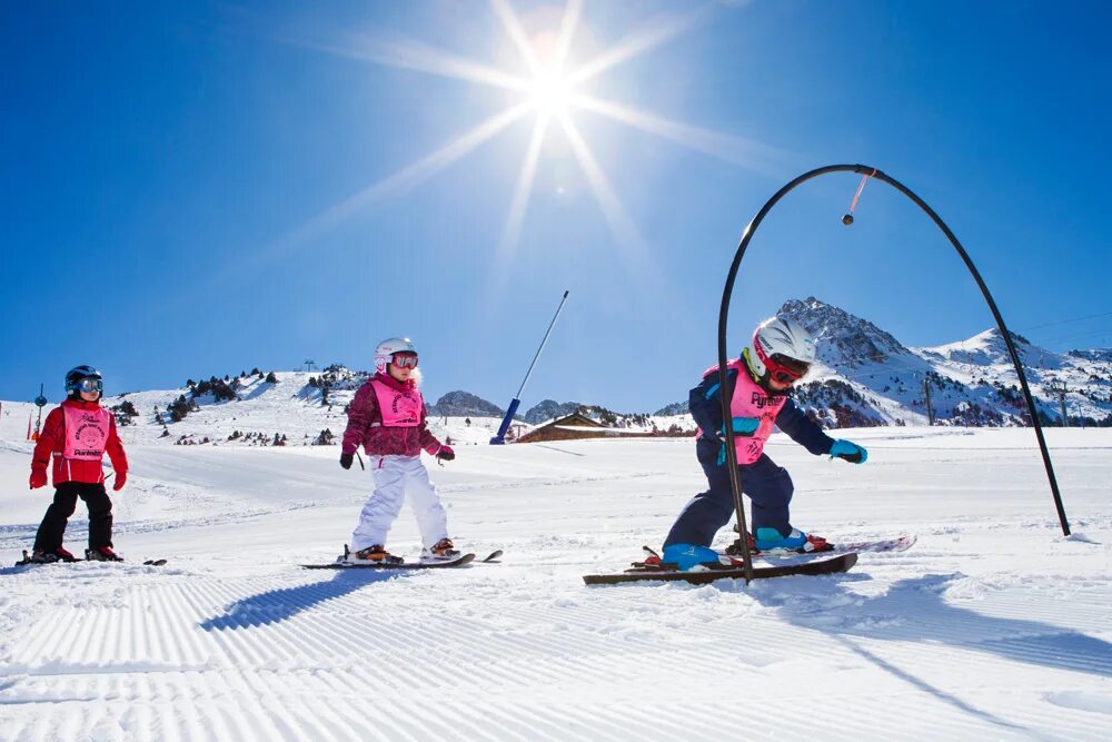 Skiing holiday. Сольдеу горнолыжный курорт. Андорра горнолыжный курорт. Андорра горные лыжи. Андорра катание на лыжах.