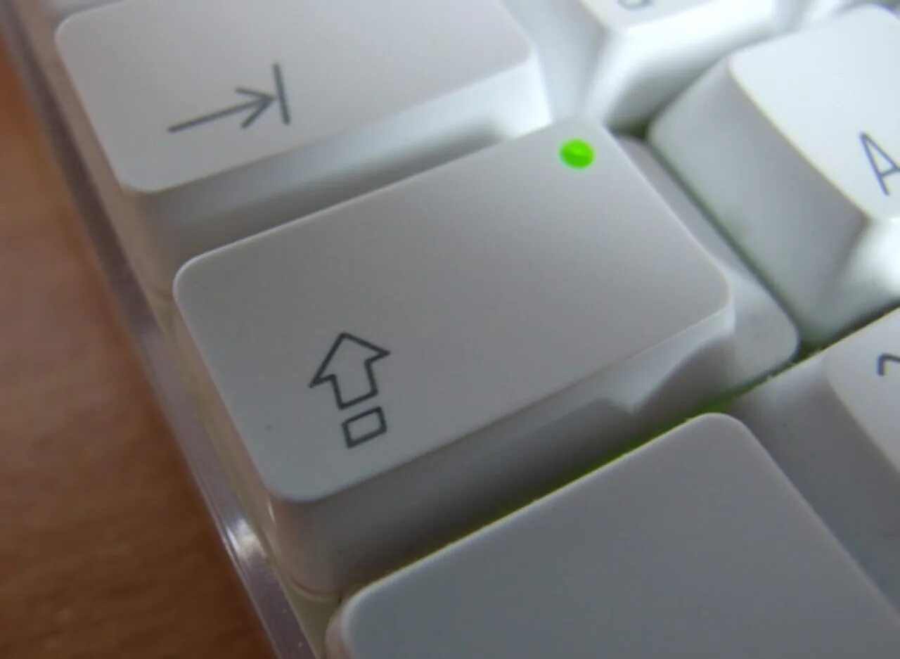 Горит кнопка на клавиатуре. Tab клавиша. caps lock на клавиатуре макбука. caps lock на клавиатуре apple. клавиша капслок на клавиатуре apple.