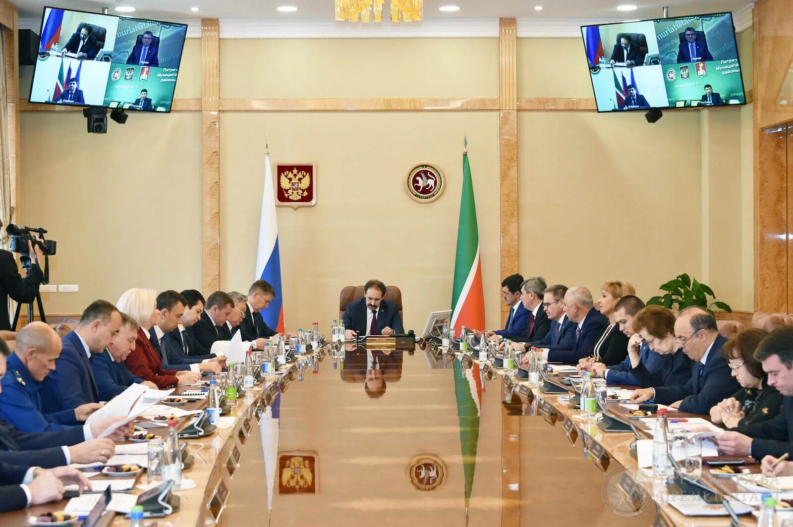 Бәйсез татарстан хөкүмәте правительство независимого татарстана. Дом правительства Татарстана. Заседание правительства Татарстана.