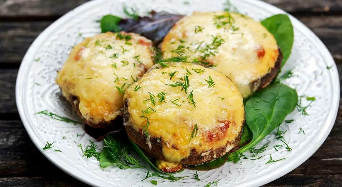 Шампиньоны в духовке с ножками сыром. Запеченные фаршированные шампиньоны. шампиньоны фаршированные рататуем. грибы фаршированные сыром.