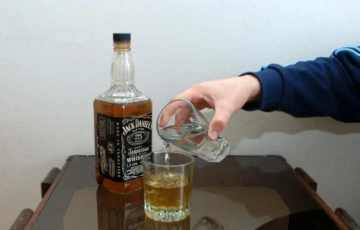 Как пить виски с колой. Виски с водой. неразбавленный виски. алкогольная вода. распитие виски.