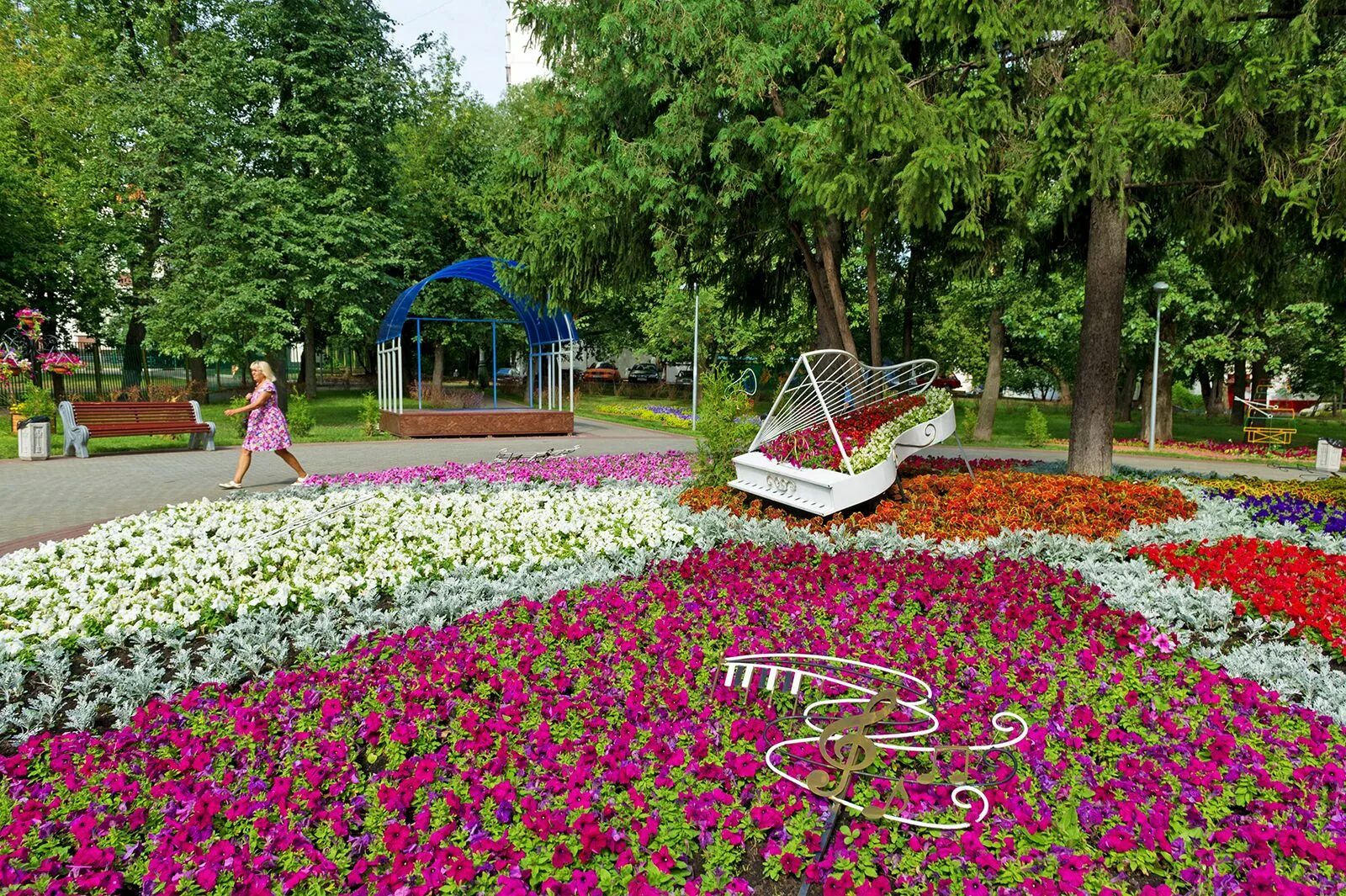 Городские парки москвы. Парк Горького цветники. Парк Царицыно цветники. Цветники парка Царицыно. Парк Победы СПБ цветники.