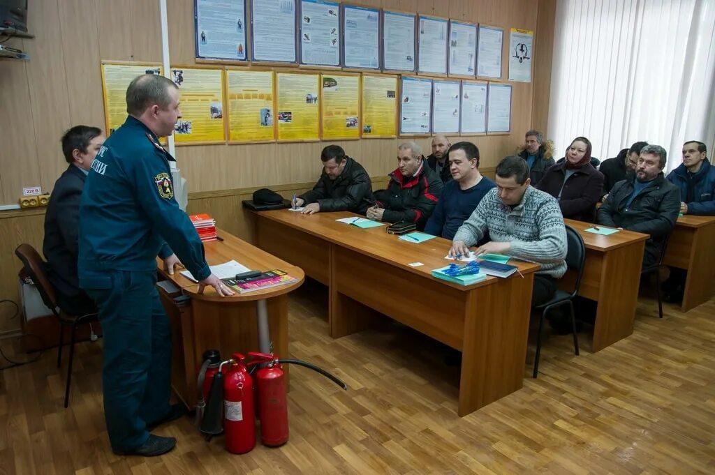 Учреждение обучения охраны. Проведение инструктажа по пожарной безопасности. Проведение противопожарного инструктажа. Учебный класс в пожарной части. Проведение инструктажа по пожарной безопасности персонала.