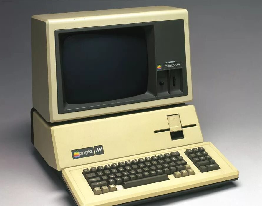 Какой компанией был разработан первый персональный компьютер. Apple 1. apple 3. первый компьютер apple 3. apple 3 1980.