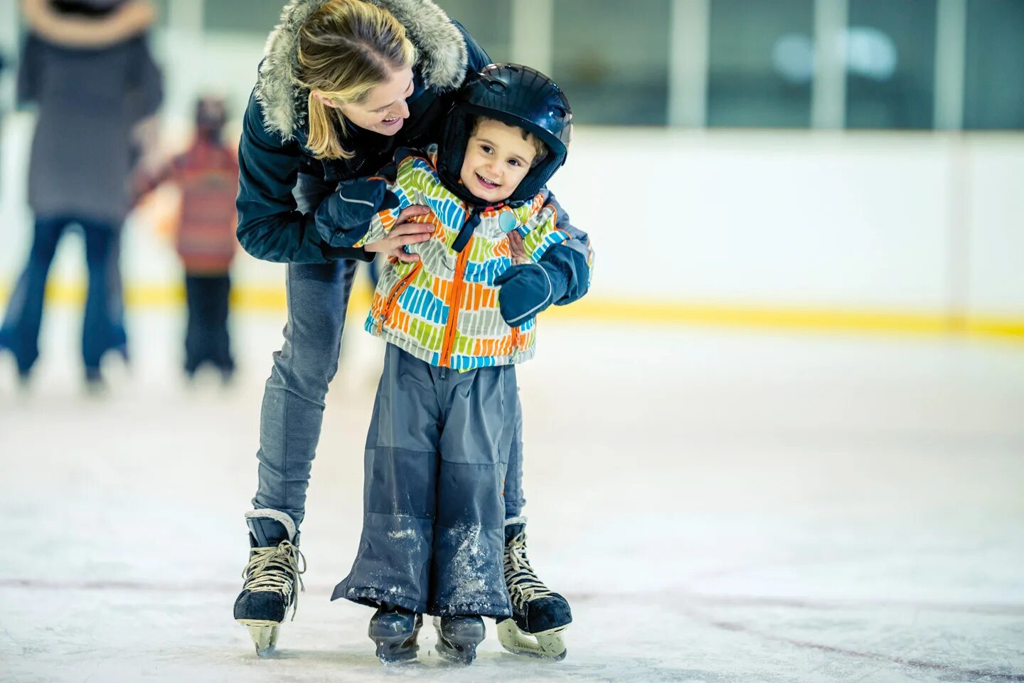Игры катания на льду. Дети на коньках. Катание на коньках. Дети катаются на коньках. Дети на катке.