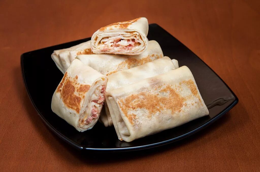 блинчики фаршированные ветчиной и сыром. блины фаршированные ветчиной. блины фаршированные ветчиной и сыром. блинчики фаршированные ветчиной и сыром. рулетики с сыром и ветчиной.