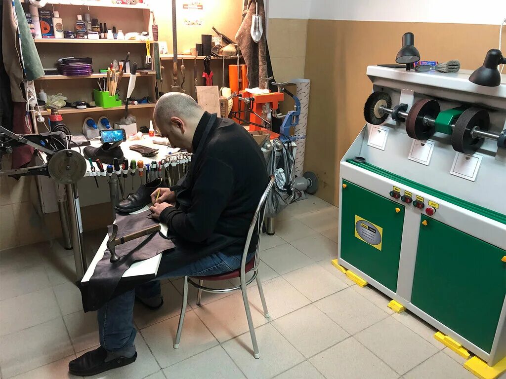 Особенности ремонта обуви Ремонт обуви и Изготовление ключей в Москве, улица Пер