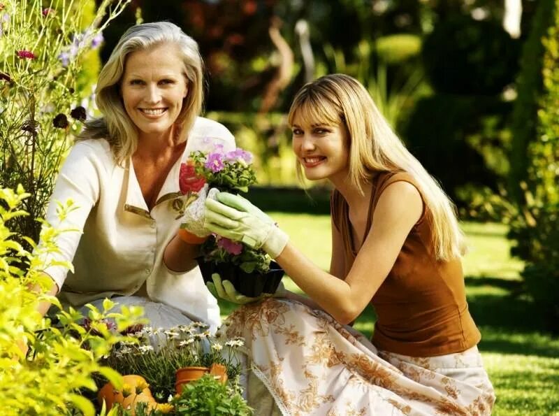 Невестка и свекровь чурикова. Свекровь и невестка. свекровь на даче. сельские свекровь и невестка. деревенская сноха.