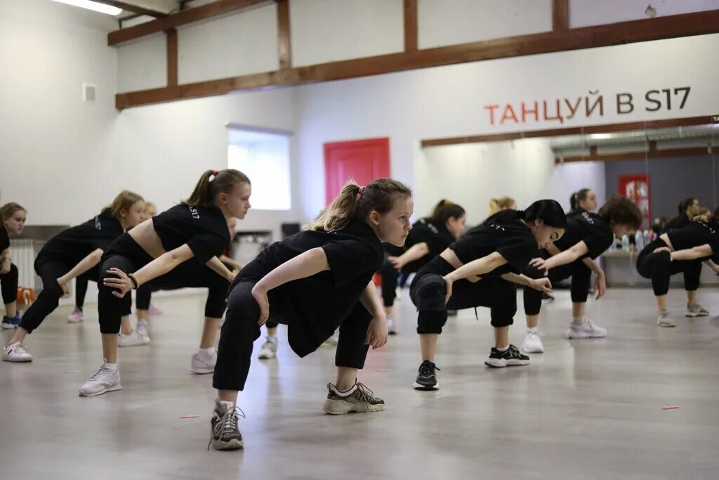 Танцовщица charlie sytycd. S17 танцы в центре спб. S17 танцы спб. Конюшенная площадь 2в танцевальная студия. Школа танца спб s 17.