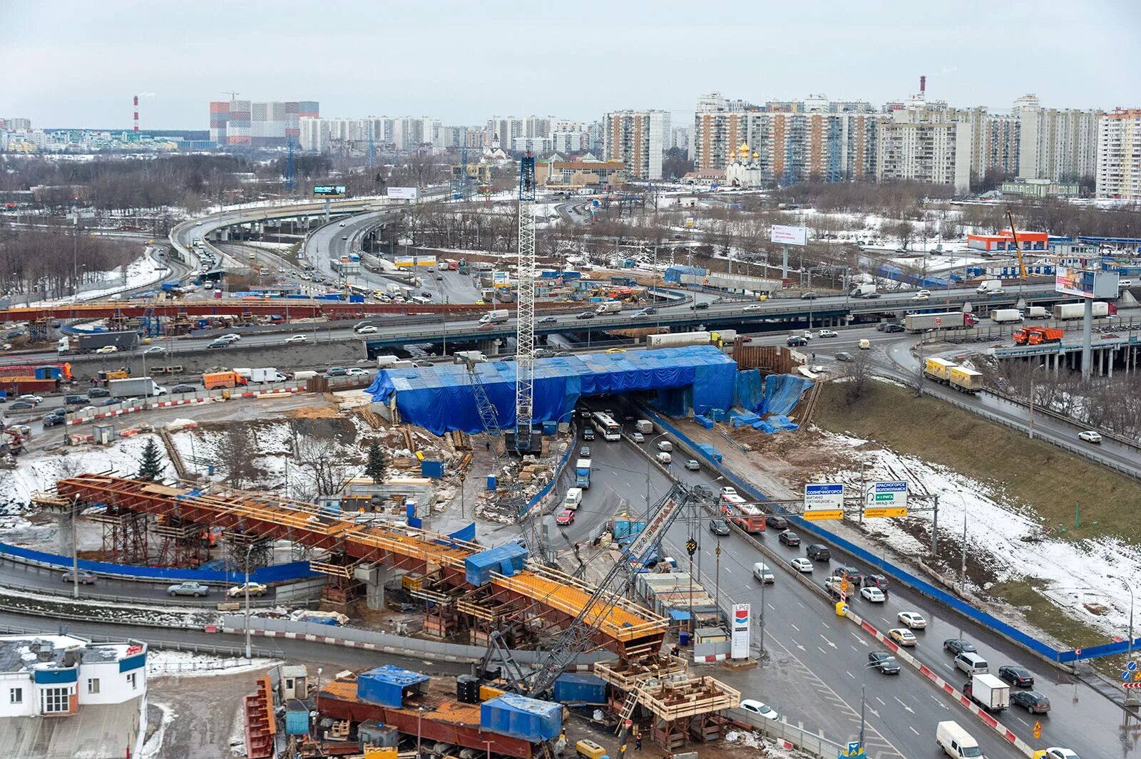 Реконструкция московского шоссе. Стройка Волоколамское шоссе. МКАД Волоколамское шоссе. Волоколамское шоссе реконструкция путепровода. Эстакада МКАД Волоколамское шоссе.