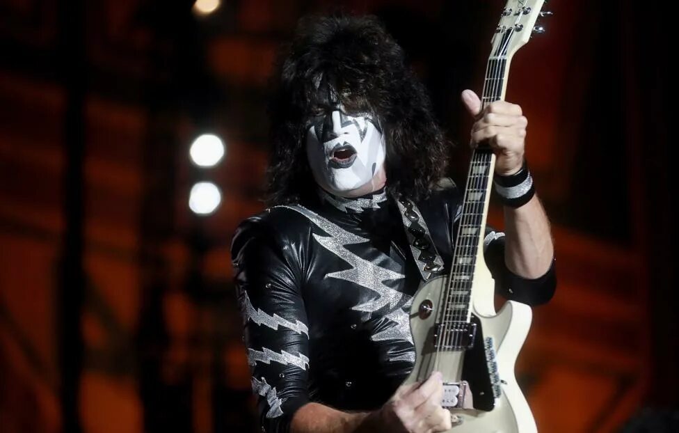 Томми тайер. Томми тайер Kiss. Группа Кисс Tommy Thayer.