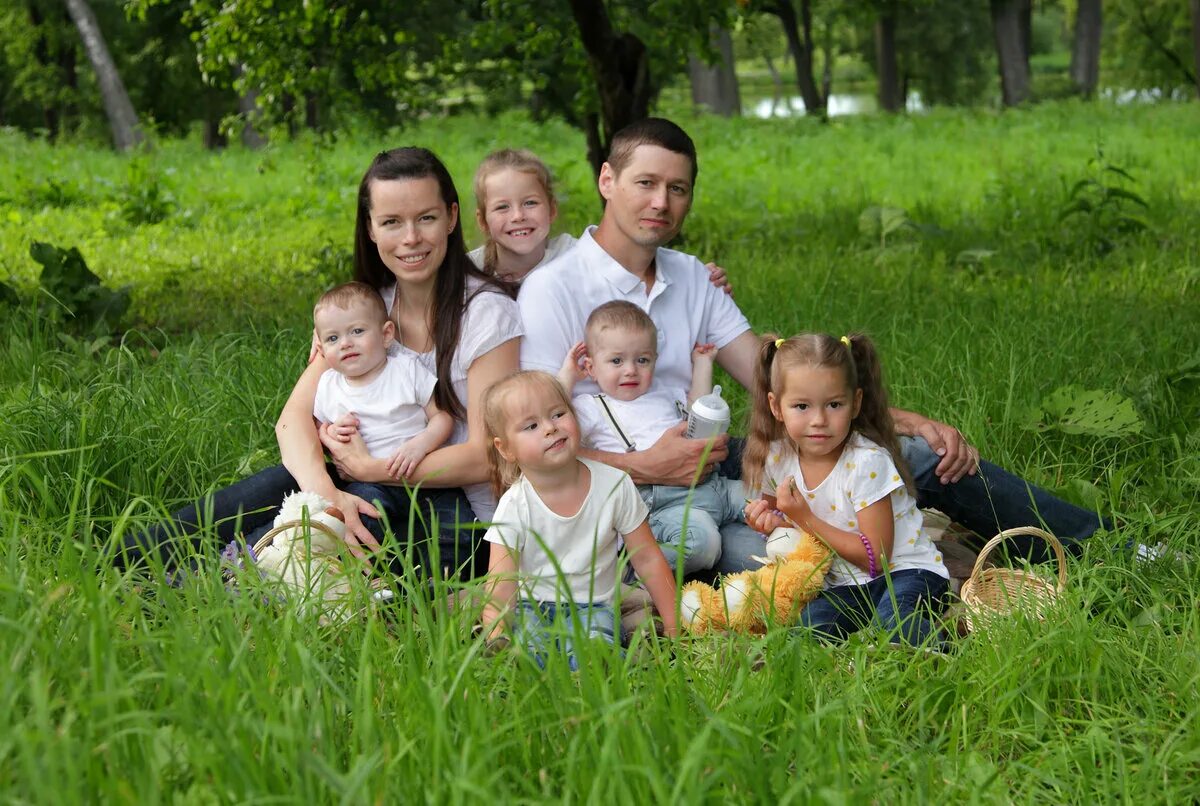 Многодетные мем. Ребенок в семье. Многодетность. Многодетные семьи в россии. Многодетная семья.