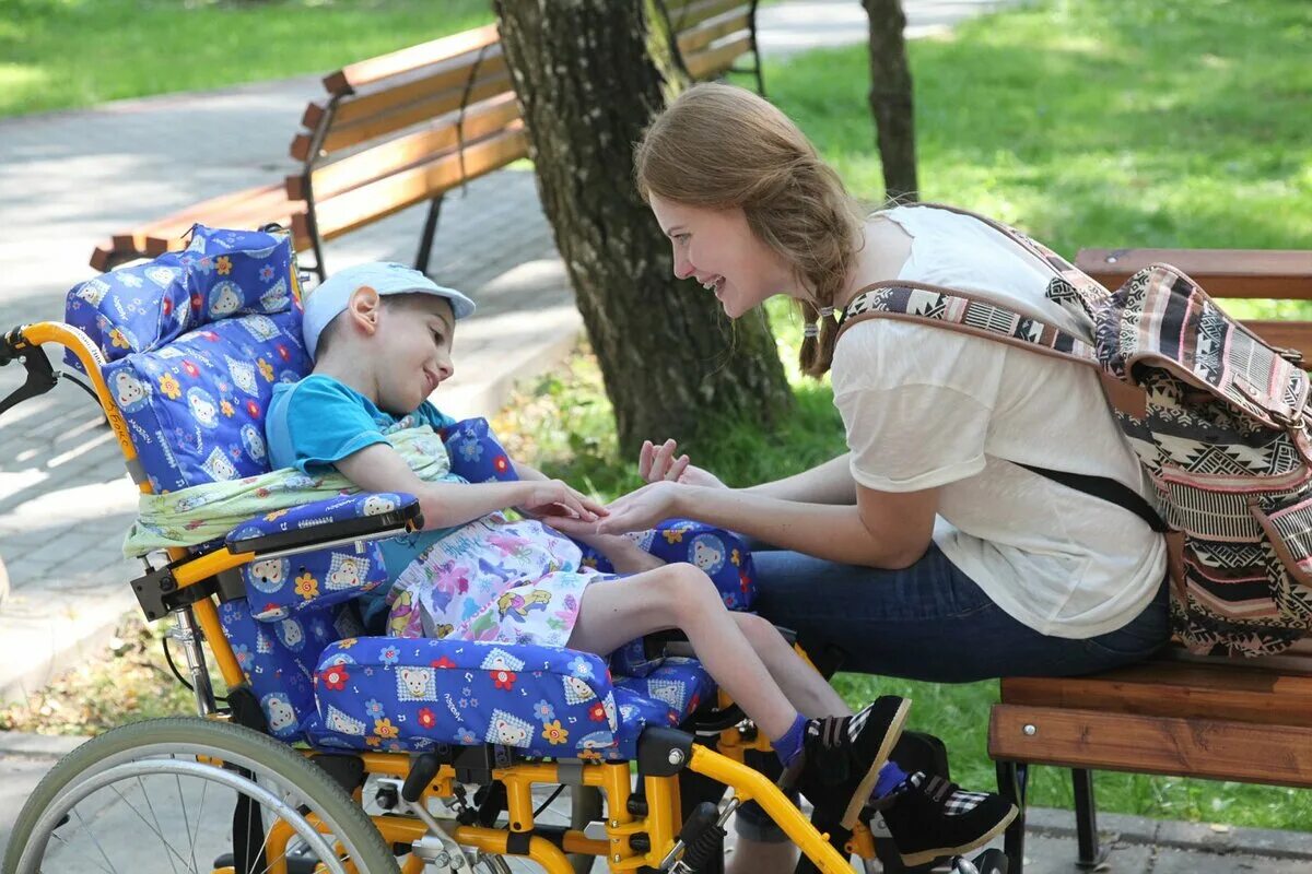 Родители детей инвалидов. Семья с ребенком инвалидом. Мама с ребенком инвалидом. Дети инвалиды с родителями. Инвалид и дети инвалиды разница