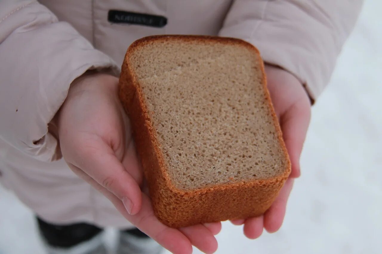 Дай кусочек хлеба. Кусок хлеба. Ломтик хлеба. Большой ломтик хлеба. Кусок черного хлеба.
