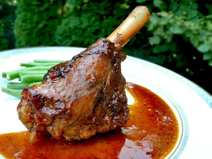 Мясная рулька запеченная в духовке. Говядина голяшка оссобуко. Свиная рулька джейми оливер. Голяшка говяжья запекать. Оссобуко из говядины джейми оливер.