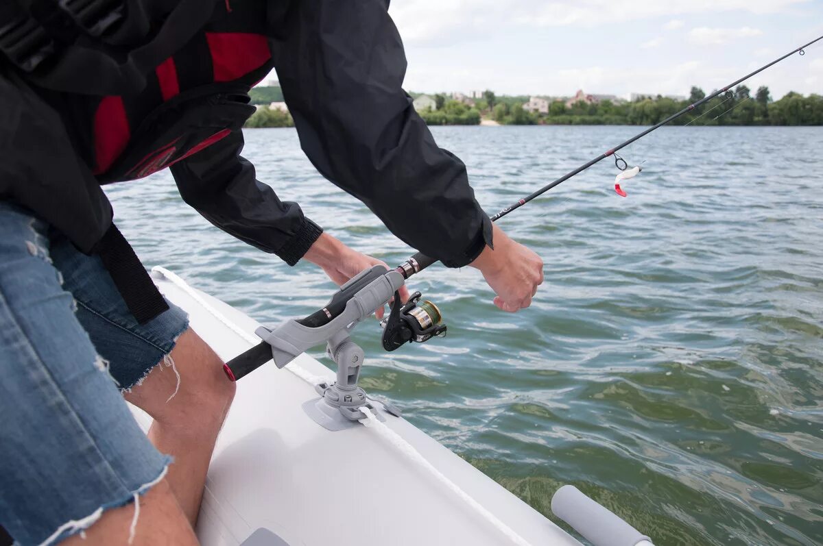 Держатель спиннинга для лодки пвх. Троллинговая рыбалка. Держатель для спиннинга ht213, серый. Держатель для удочки на лодку. Тарга для троллинга на катер.