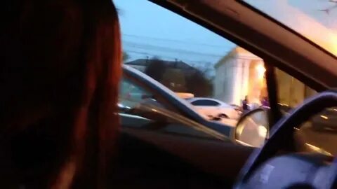 Видео девушка едет за рулем