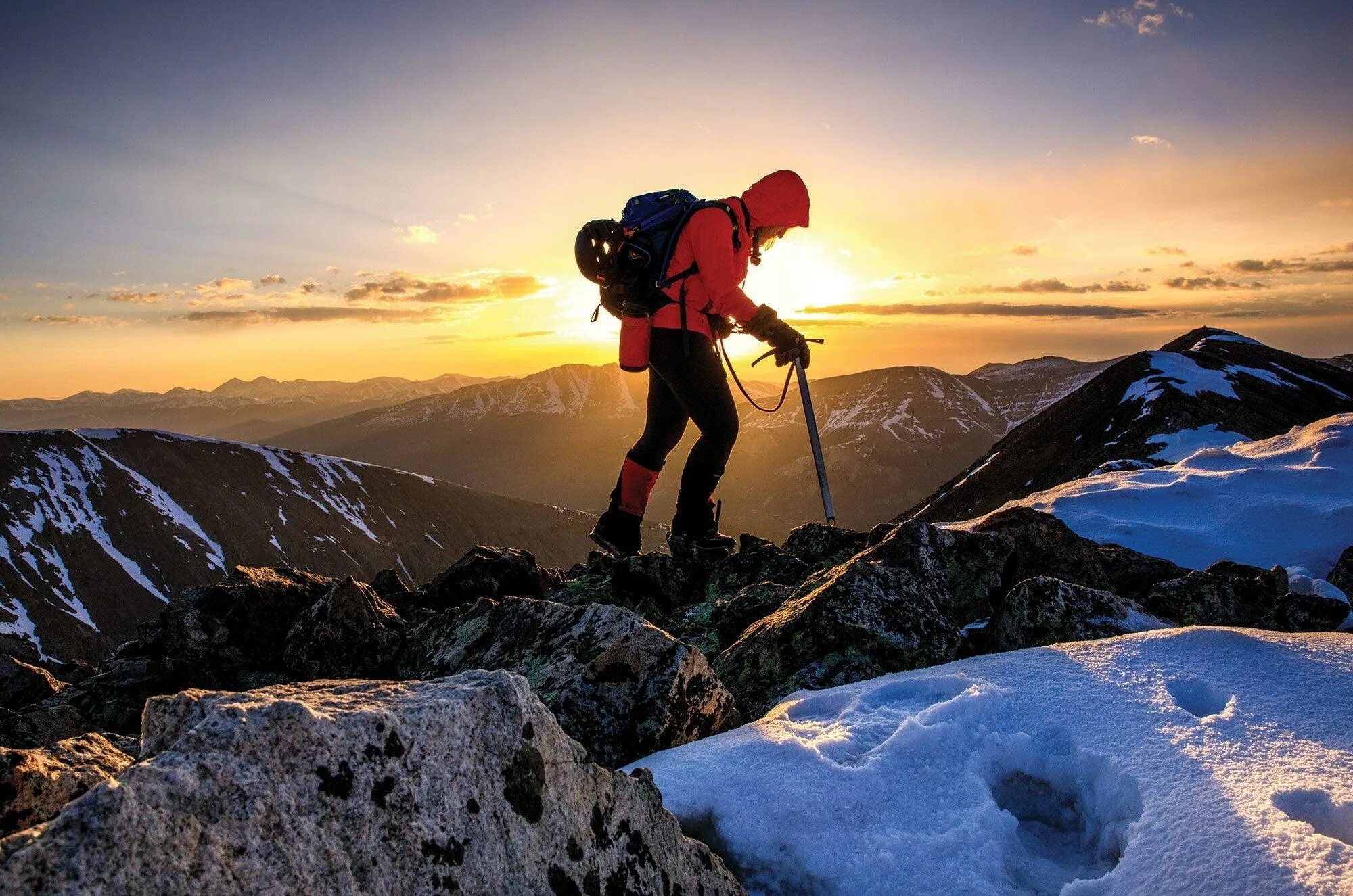 Альпинизм. Хобби горный туризм. К2 Mountain Climbing. Альпинисты с инструментами в горах. Треккинг альпинизм закат.