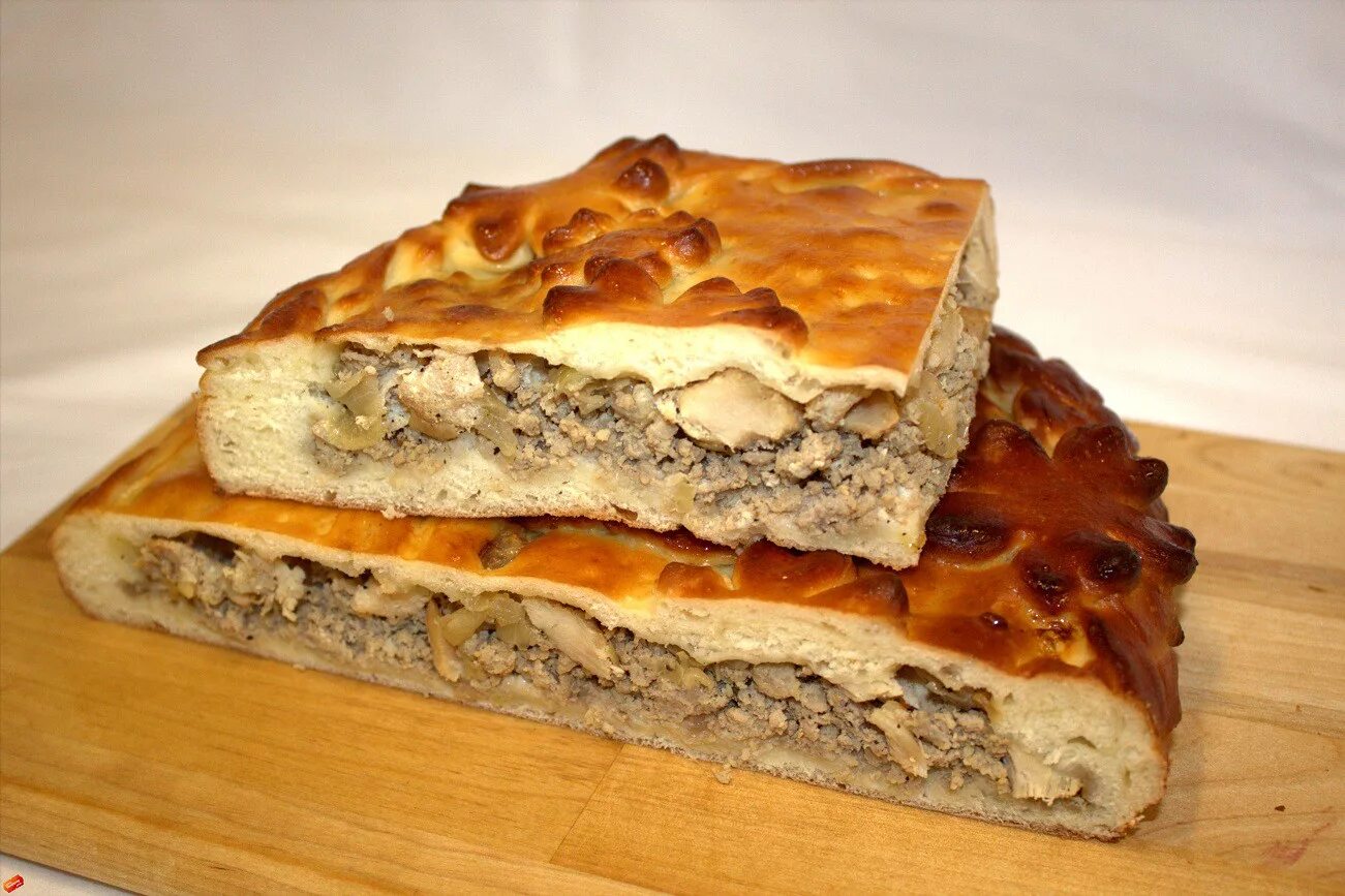 Дрожжевой пирог с картошкой. Дрожжевой пирог со свининой. Мясной пирог. Кулебяка с осетриной. Пирог с мясом и картошкой.