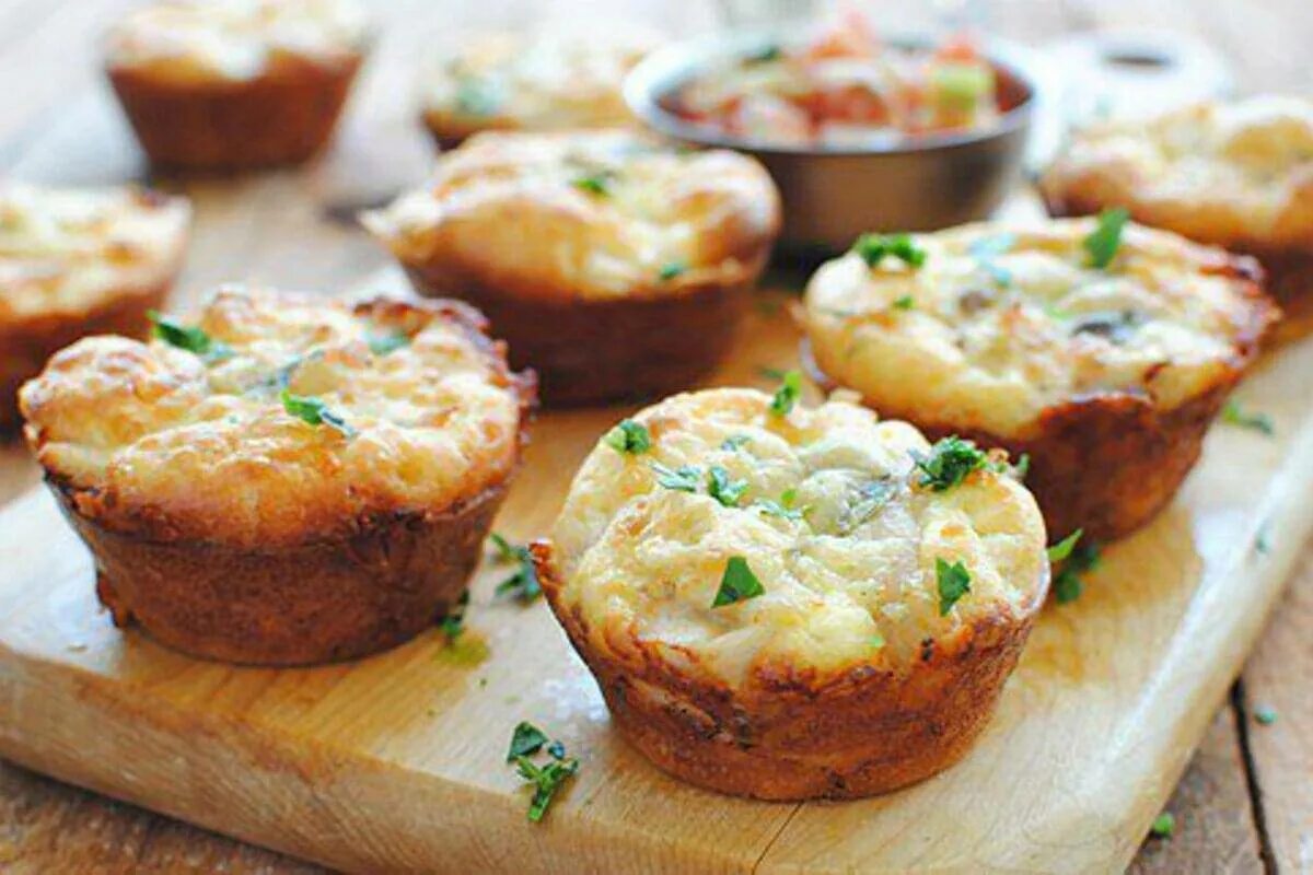 Куриные маффины. Куриные маффины с сыром. курино овощные маффины. маффины с курицей и сыром. закусочные маффины с курицей и сыром.