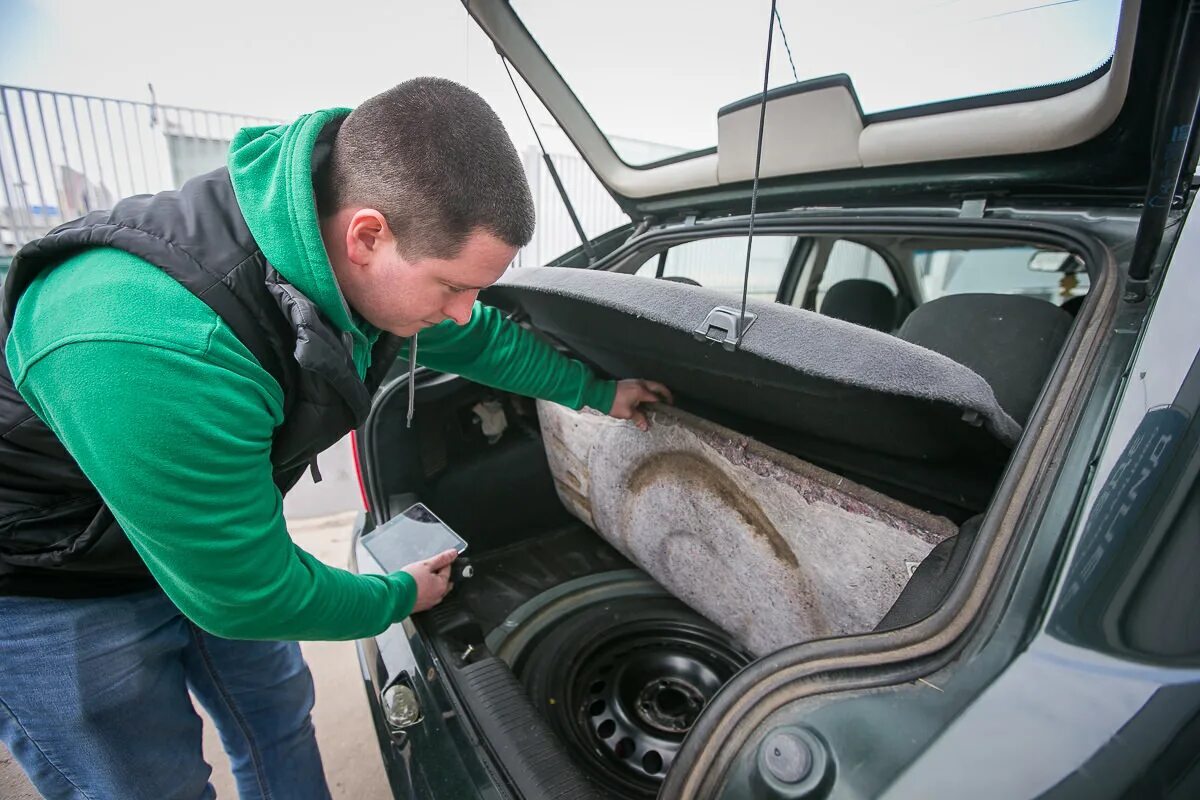 осмотр салона автомобиля