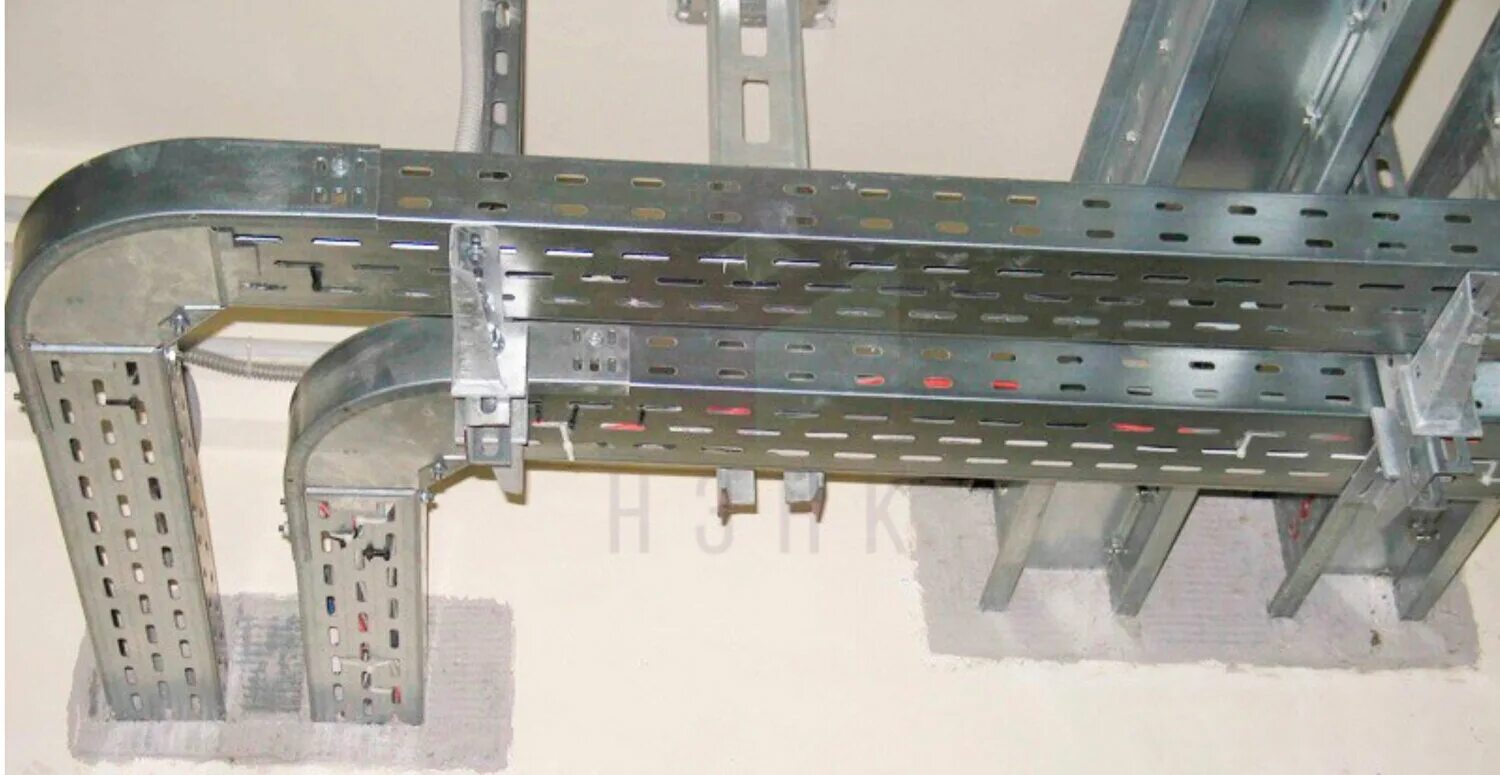 система кабельных лотков дкс. монтаж лотков dkc. Dkc перфорированный лоток 100х50 монтаж. подвес для лотка дкс. монтаж лотков dkc.