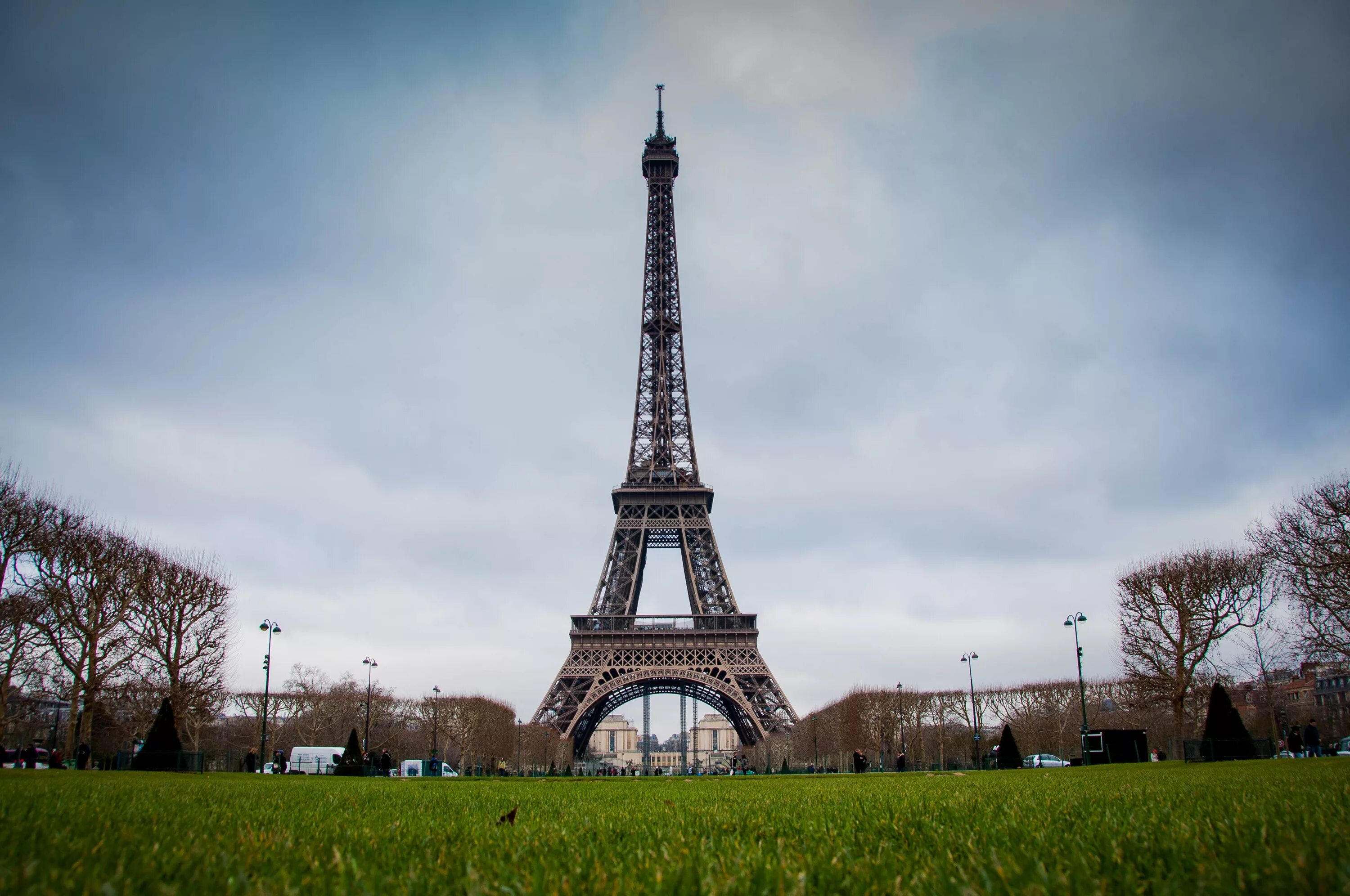 Эйфелева башня в Париже. Ейфелева Вежа Париж. Эльфель башня. Фон Парижа эльфивая башня.