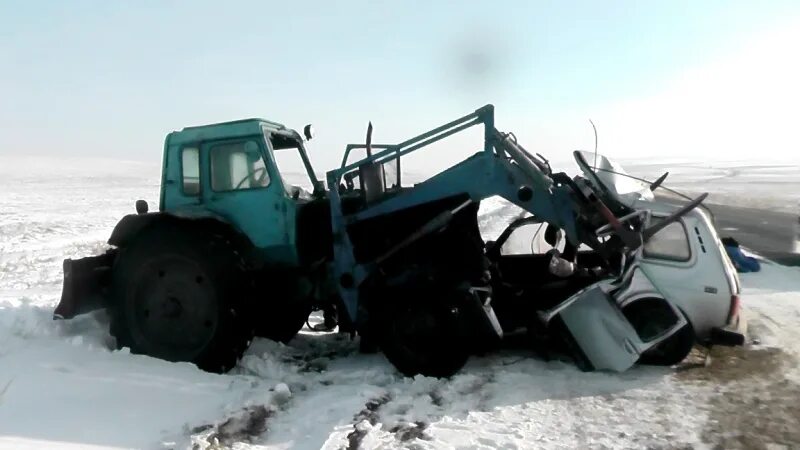 В 6 утра трактор выехал. МТЗ 80 ДТП. Разбитые трактора. ДТП В Баяндаевском районе.