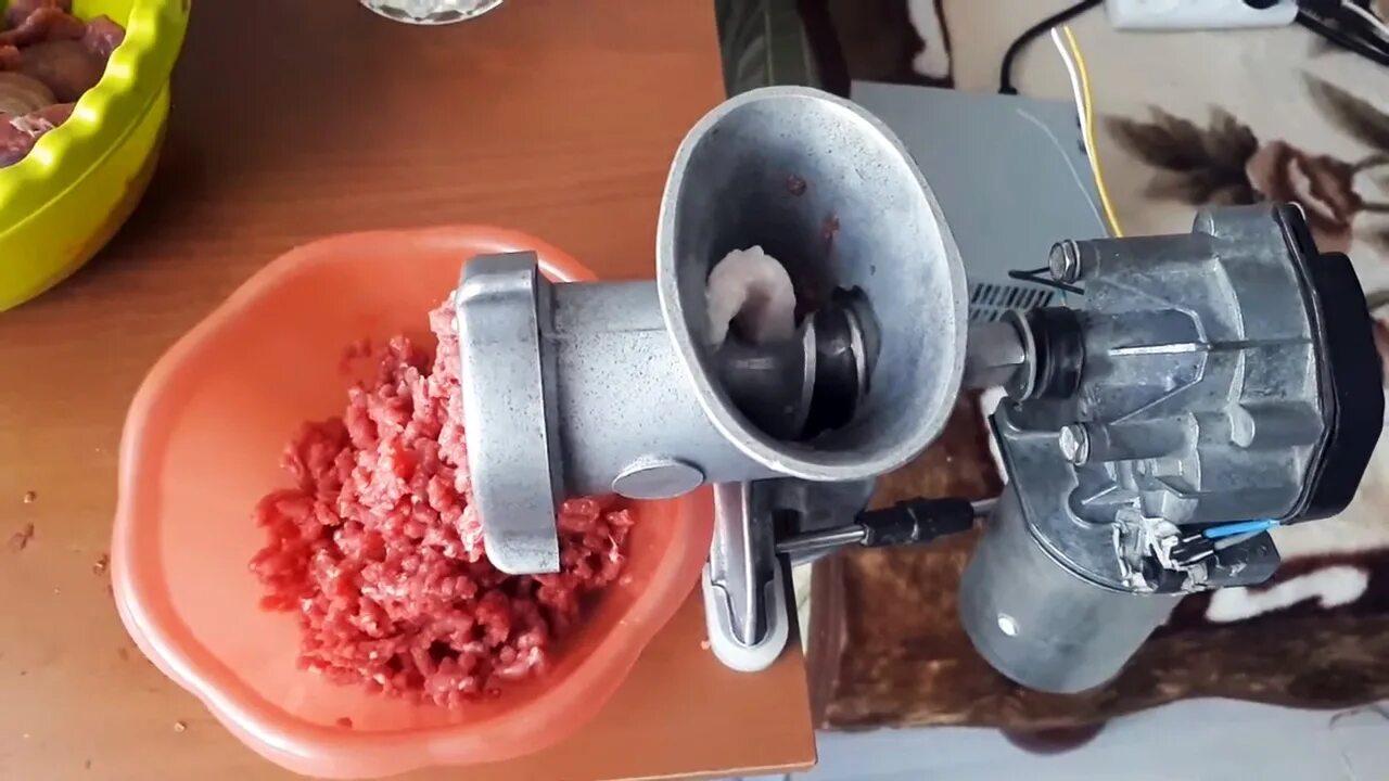 Подарили мясорубки. Электродвигатель для мясорубки. Переделка мясорубки в электрическую. Переделка ручной мясорубки в электрическую.