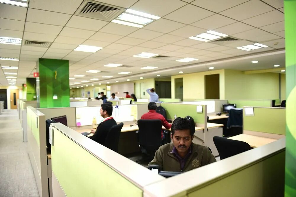 Офис телеграм фото. Компания four squares офис. Ли офис. Американский опен спейс. Бизнес офис.