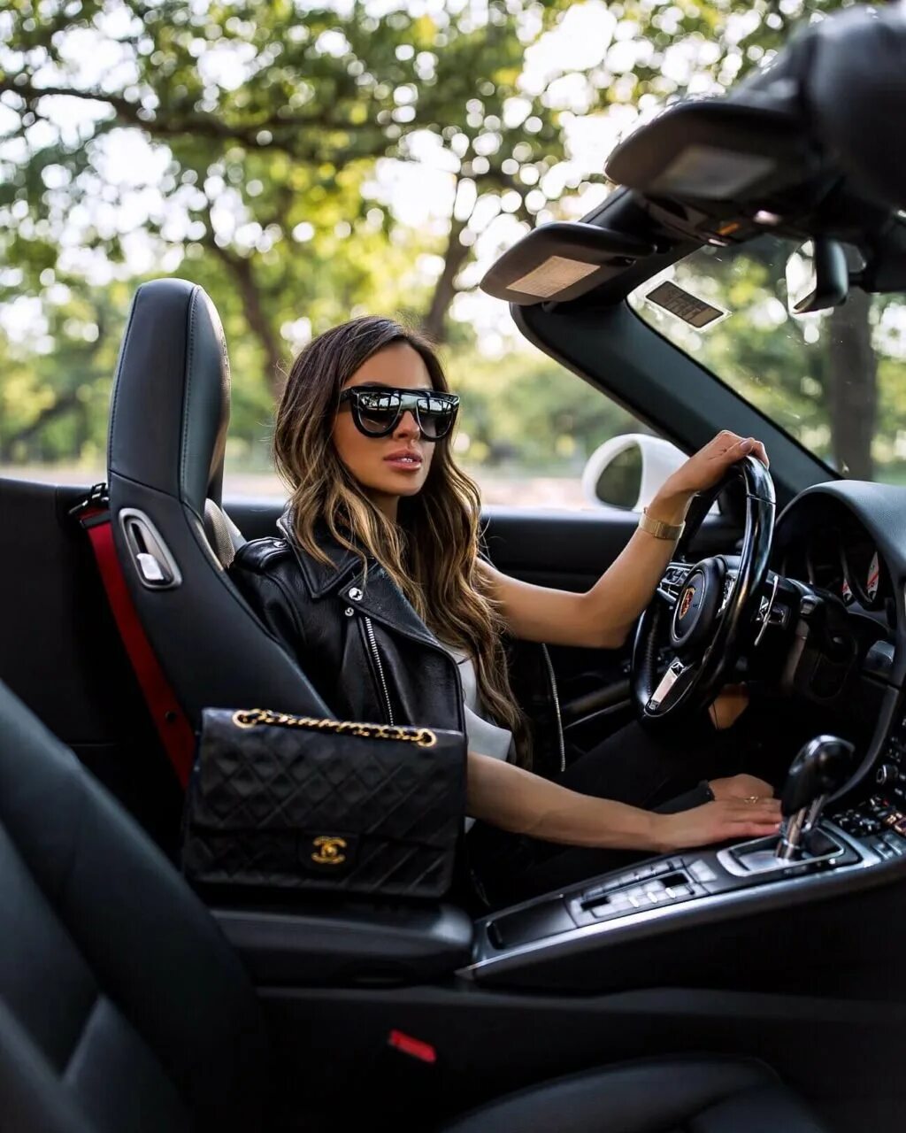 Образ успешной жизни. Успешная женщина. Богатая девушка. Девушка в дорогой машине. Роскошная женщина.