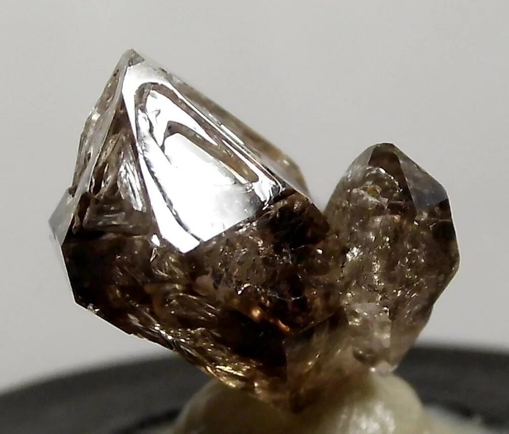 Кианит с дымчатым кварцем. Крокоит березовское месторождение. Горный кристалл дымчатый кварц. Дымчатый кварц / минерал. Месторождение дымчатого кварца на урале.