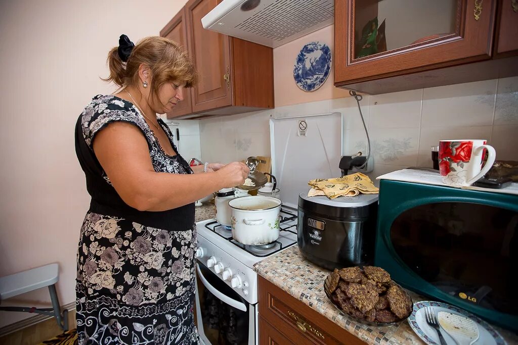 Полная домохозяйка. Полная домохозяйка. Красивая домохозяйка. Толстые домохозяйки. Женщина хозяйка в доме.