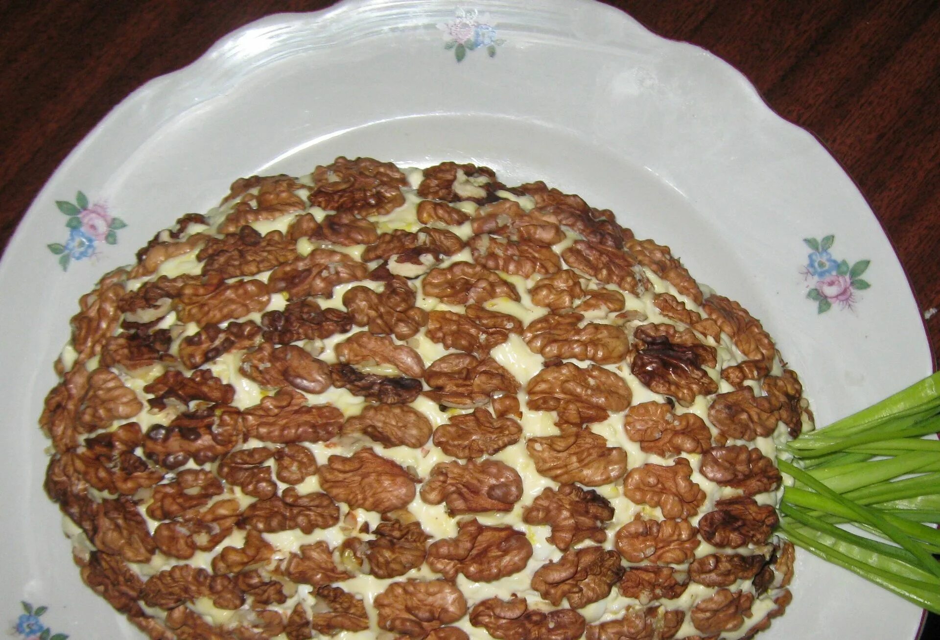 Салат с курицей грибами и грецкими орехами. Салат с черносливом и курицей и грецкими орехами. Салат с языком и грецкими орехами. Салат курица ананас кукуруза грецкий орех. Салат с грецким орехом пошагово.