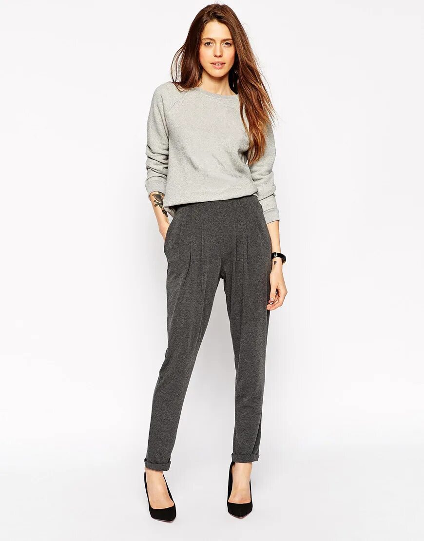 луки с трикотажными брюками. трикотажные брюки со стрелками образы для женщин. лонгслив со штанами со стрелками. свободные трикотажные штаны. твидовые брюки женские широкие.