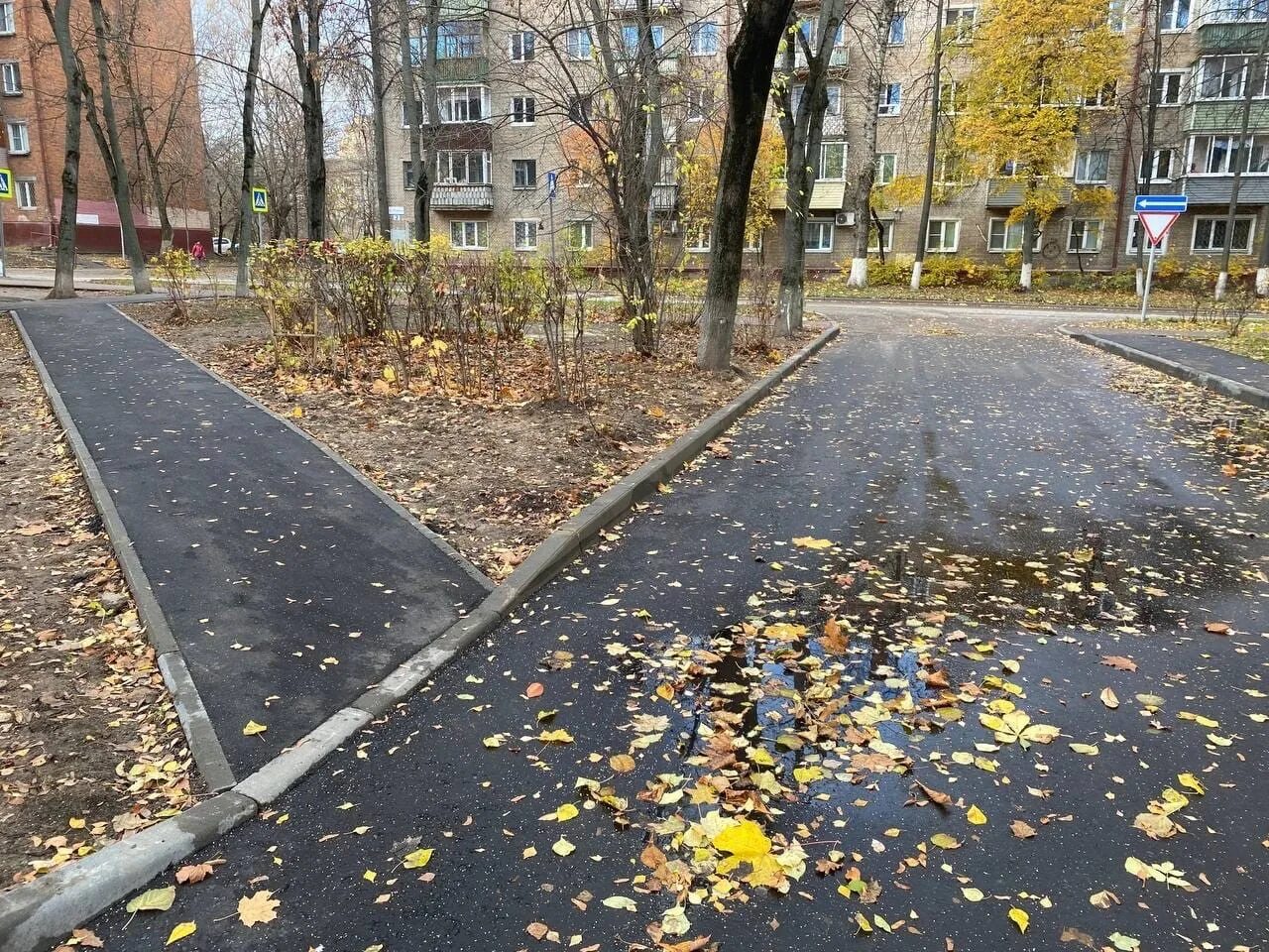 Двор преображается. Благоустройство дворовых территорий липецк 2025. благоустройство дворов красиво. благоустройство дворов московская область. новый асфальт.