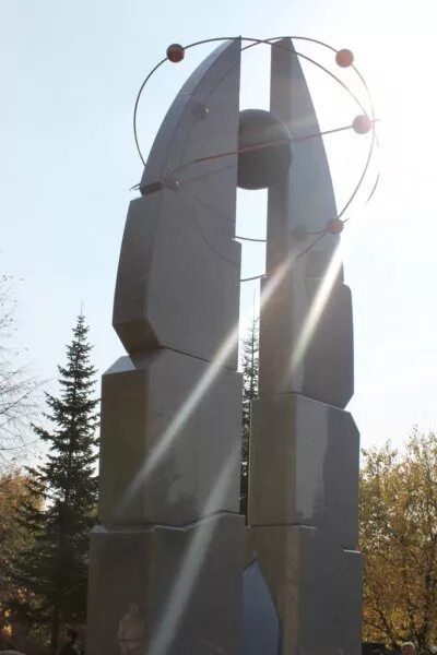 Памятник атому в новосибирске. Памятник атому в новосибирске. Атом новосибирск. Монумент покорителям атома новосибирск. Монумент покорителям атома новосибирск.
