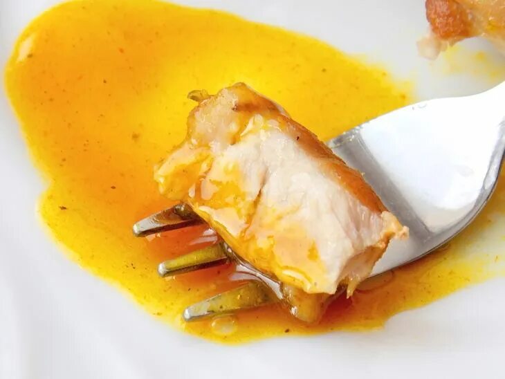 Курица в медово-апельсиновом соусе. Апельсиновый соус к курице. Рыба под апельсиновым соусом. Креп сюзетт с апельсином и мороженым. Хабанеро сальса соус.